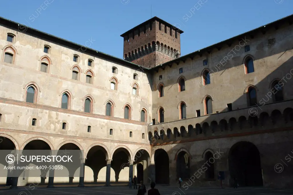 ITALIA. MILAN. Vista del patio interior del CASTILLO SFORZA. Originariamente fue una fortaleza militar, pero en época renacentista Francesco Sforza lo remodeló totalmente en el año 1450. Posteriormente fue residencia de Ludovico el Moro.