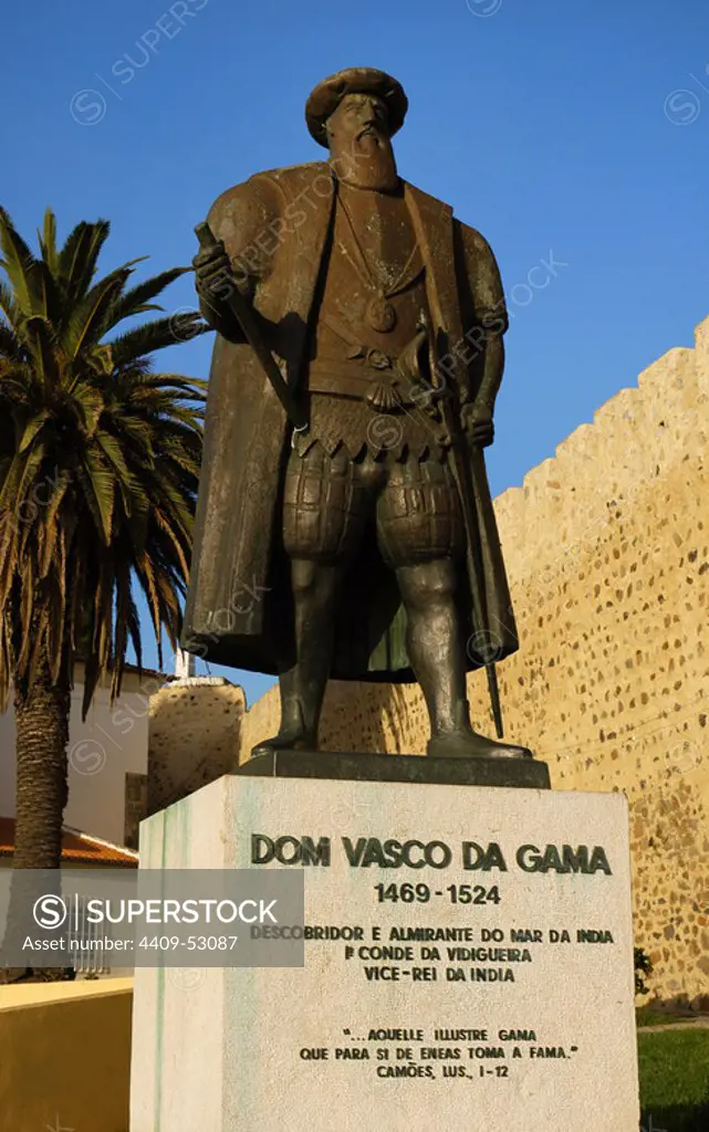 Vasco da Gama (Sines, 1465-Cochin, India, 1524). Portuguese navigator and explorer. Appointed by John II in 1487 to lead an expedition to India. He signed a trade treaty on behalf of the King of Portugal and founded establishments in Mozambique, Sofala and Cochin. He was viceroy of India. Monument to Vasco da Gama, inaugurated on 19 December 1970 next to the west tower of the castle. Bronze sculpture by the artist António Luís Branco de Paiva (1926-1987). Sines. Portugal. Author: António Luís do Amaral Branco de Paiva (1926-1987). Portuguese sculptor.