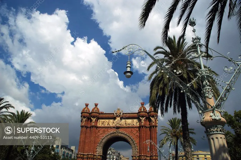 CATALUÑA. BARCELONA. Vista del ARCO DEL TRIUNFO, construído con motivo de la Exposición Universal de 1888 por Josep VILASECA I CASANOVAS en estilo modernista. Constituía la entrada al recinto de la misma.