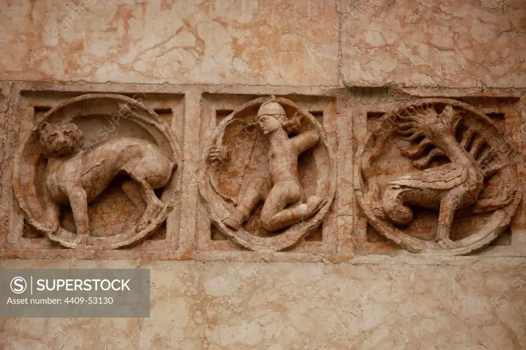 Relieves de distintos SIGNOS ZODIACALES existentes en la fachada del Baptisterio de Parma. (1196-1260). Parma. Italia.