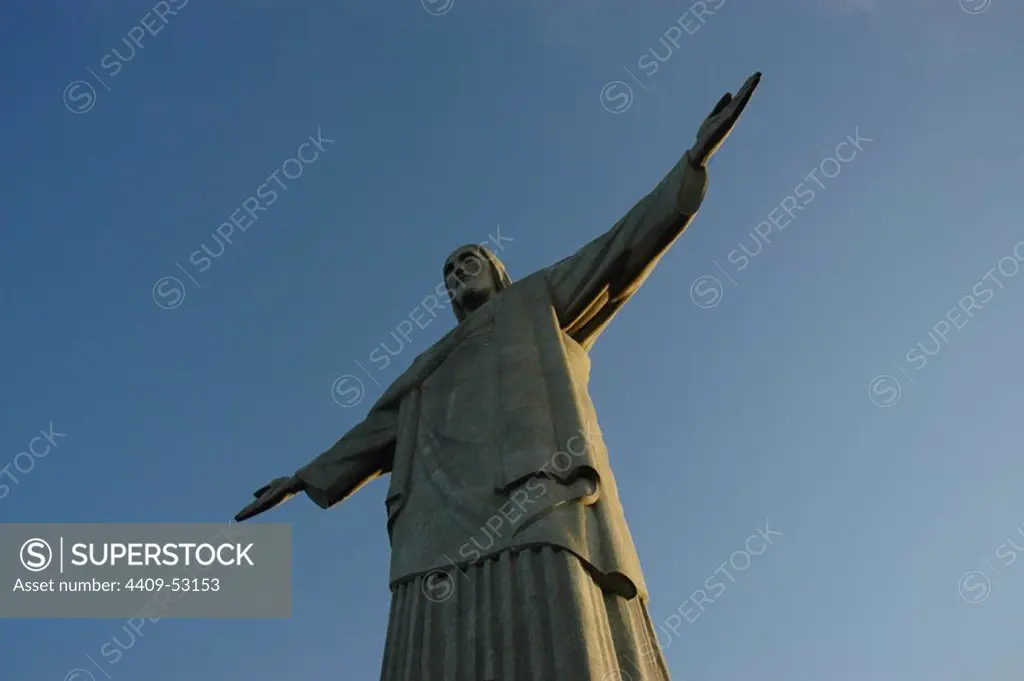 ESTATUA DEL CRISTO REDENTOR coronando el Monte Corcovado. Tiene una altura de 30 m. RIO DE JANEIRO. Brasil.