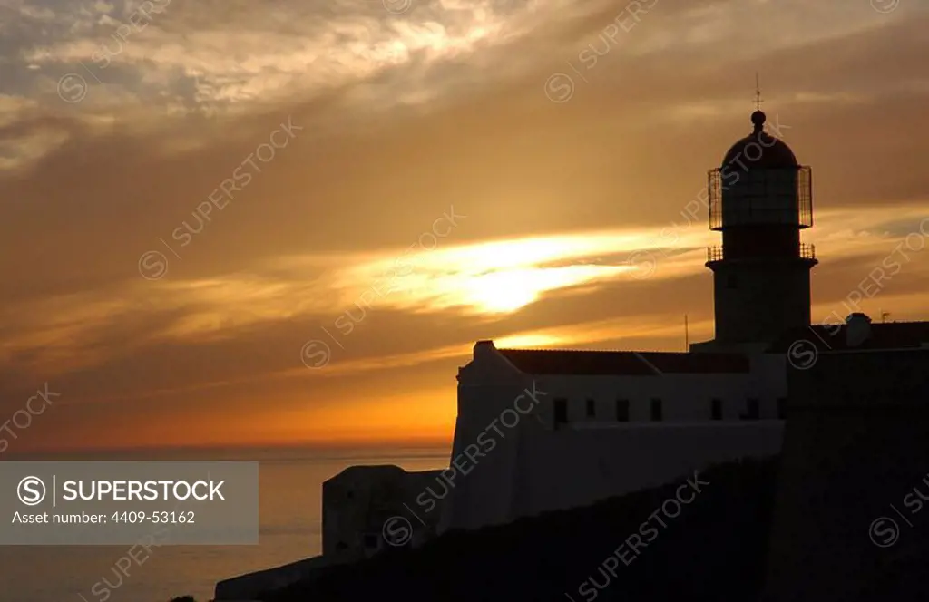Puesta de sol en el FARO del CABO SAN VICENTE. Alrededores de Sagres. Portugal.