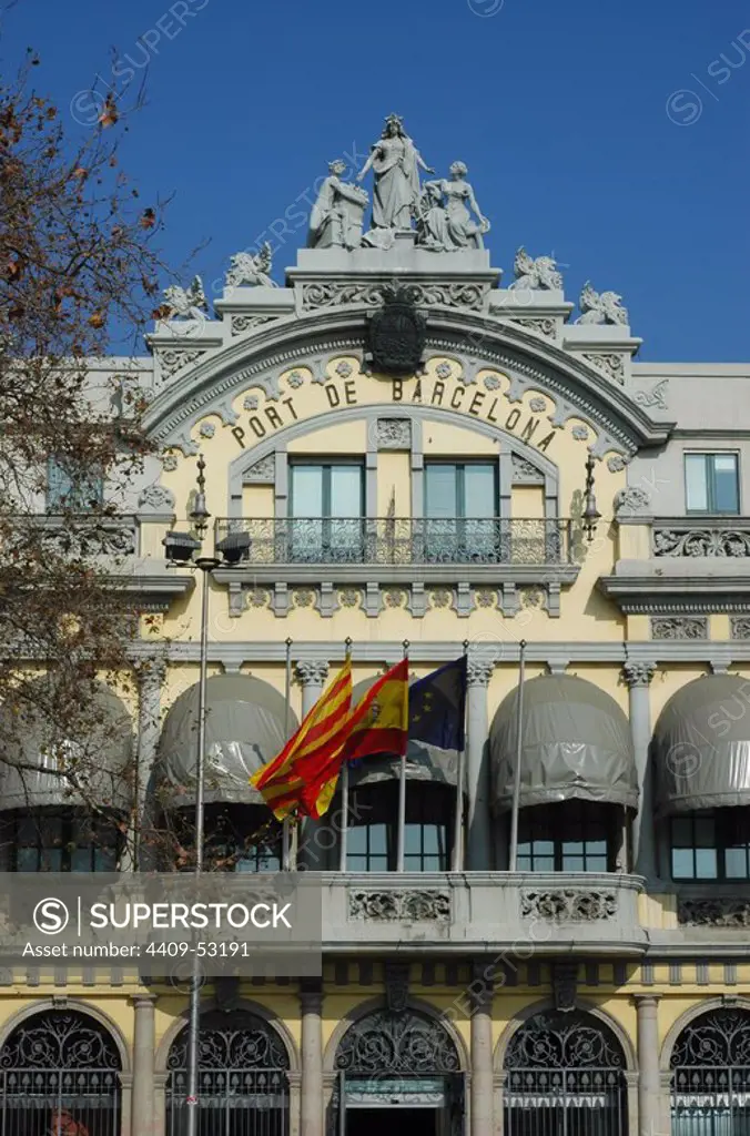 CATALUÑA. BARCELONA. Detalle de la fachada del edificio de la "Autoritat Portuària" (sede del Puerto) .