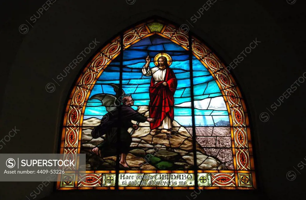 Vidriera con la representación de la vida de Jesucristo. Templo del Tibidabo. Barcelona.
