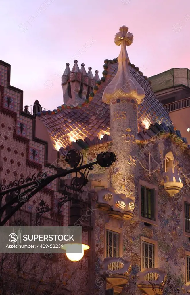 CATALUÑA. BARCELONA. Fachada iluminada de la CASA BATLLO (1904-1906), obra de Antoni Gaudí.
