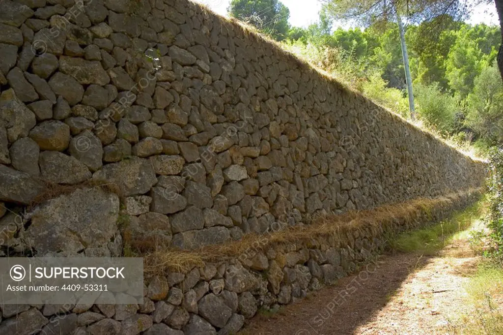 MURO DE PIEDRA o "pared seca" en un camino de la Serra de Tramontana. Mallorca. Islas Baleares. España.