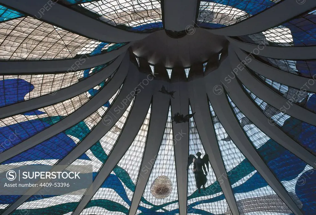 ARTE S. XX. BRASIL. NIEMEYER SOARES FILHO, Oscar (1907-2012). Arquitecto brasileño. CATEDRAL METROPOLITANA. Detalle de la ornamentación del interior de la cúpula, con esculturas en forma de ángeles suspendidas de la misma. BRASILIA.