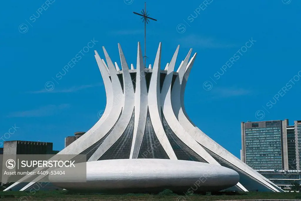 ARTE S. XX. BRASIL. NIEMEYER SOARES FILHO, Oscar (1907-2012). Arquitecto brasileño. CATEDRAL METROPOLITANA. Vista general. A partir del año 1955 Niemeyer se consagra a la obra esencial de su vida: edificar Brasilia. BRASILIA.