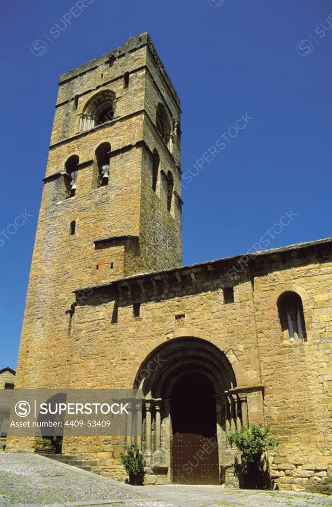 ARAGON. AINSA. Vista DE LA IGLESIA DE SANTA MARIA (Siglo XII-XIII), con la TORRE de planta casi cuadrada y dividida en cinco pisos. Provincia de Huesca. España.