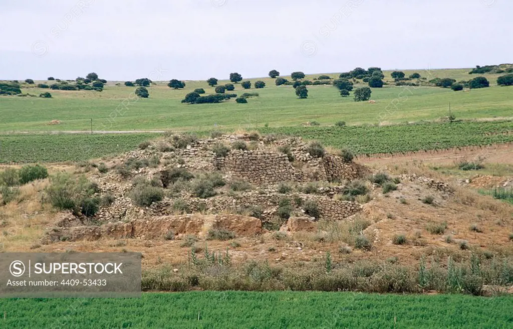 ARTE CELTA. ESPAÑA. MOTILLA CELTIBERA. Montículo artificial formado por construcciones que alcanzan los 6 m de alto. Está datada en la Edad del Bronce (1700-80 a. C.). Alrededores de Argamasilla de Alba. Provincia de Ciudad Real. Castilla-La Mancha.