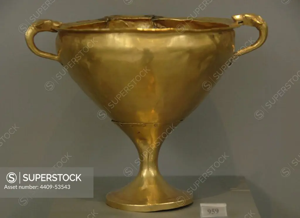 Mycenaean art. Treasury of the Acropolis of Mycenae. Golden cup with two handles ending with the head of a dog biting the edge of the cup. Found in a tomb of Circle A. Dated in the late 15th century BCE. Archaeological Museum. Athens. Greece.