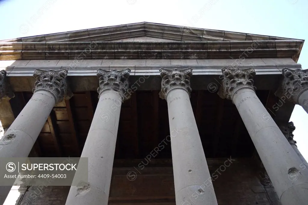 Templo romano de Vic (S. II - S. III) Reconstruido en el siglo XIX a partir de un capitel corintio y el fuste de una columna. Vic, Barcelona.