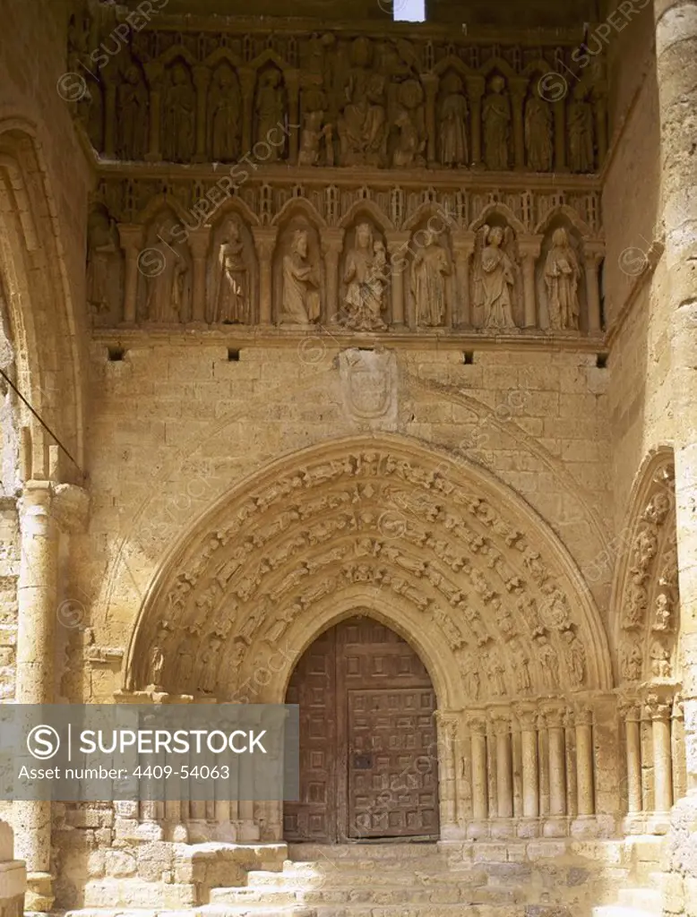 ARTE GOTICO. ESPAÑA. SANTA MARIA LA BLANCA, iglesia del periodo de transición románico-gótico. Portada. VILLALCAZAR DE SIRGA. Provincia de Palencia. Castilla-León.