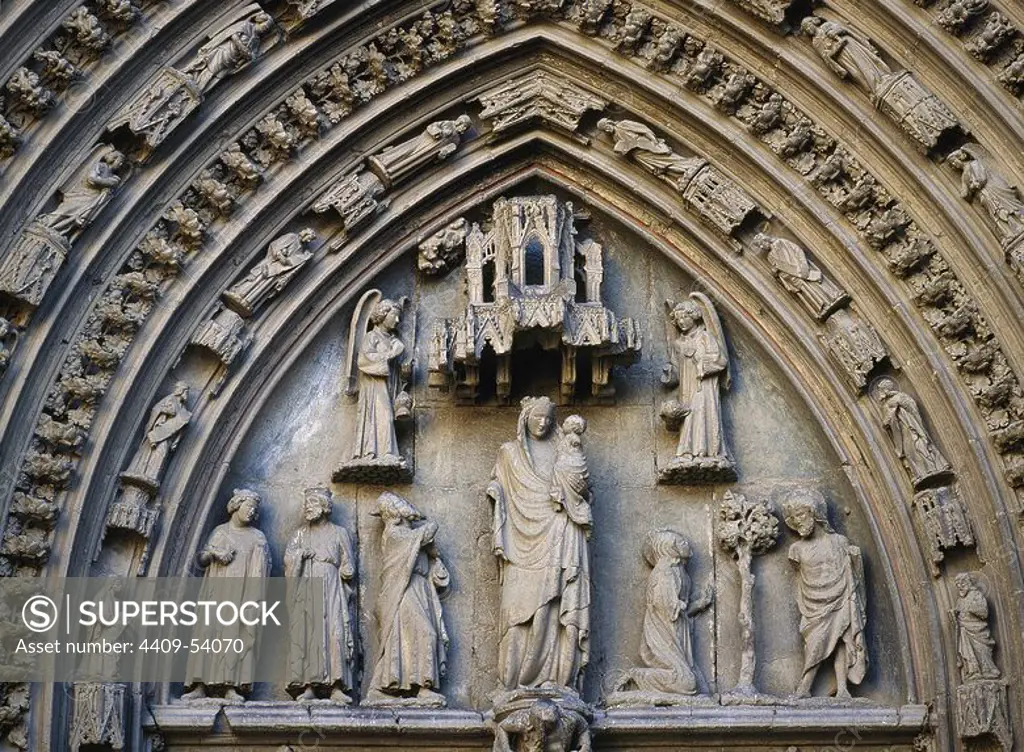 ARTE GOTICO. SIGLO XIII CATEDRAL DE HUESCA. Esculturas del tímpano del pórtico de la catedral, con escenas de la vida de la Virgen. Aragón. España.