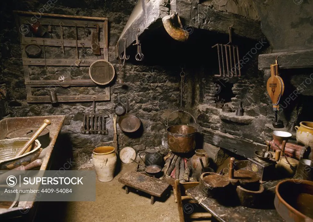 MUSEO ETNOGRAFICO. Vista del interior de una antigua COCINA con sus utensilios. Castro Cillórigo. Cantabria. España.