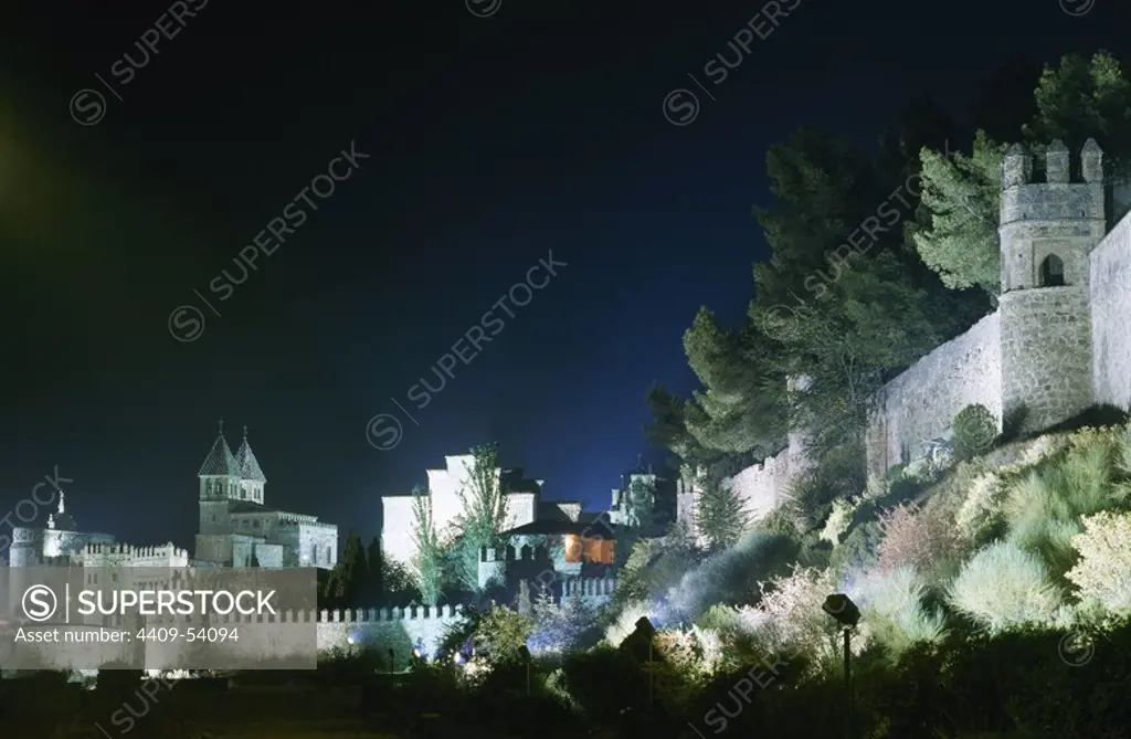 CASTILLA-LA MANCHA. TOLEDO. Vista nocturna de la muralla que rodea la ciudad. España.