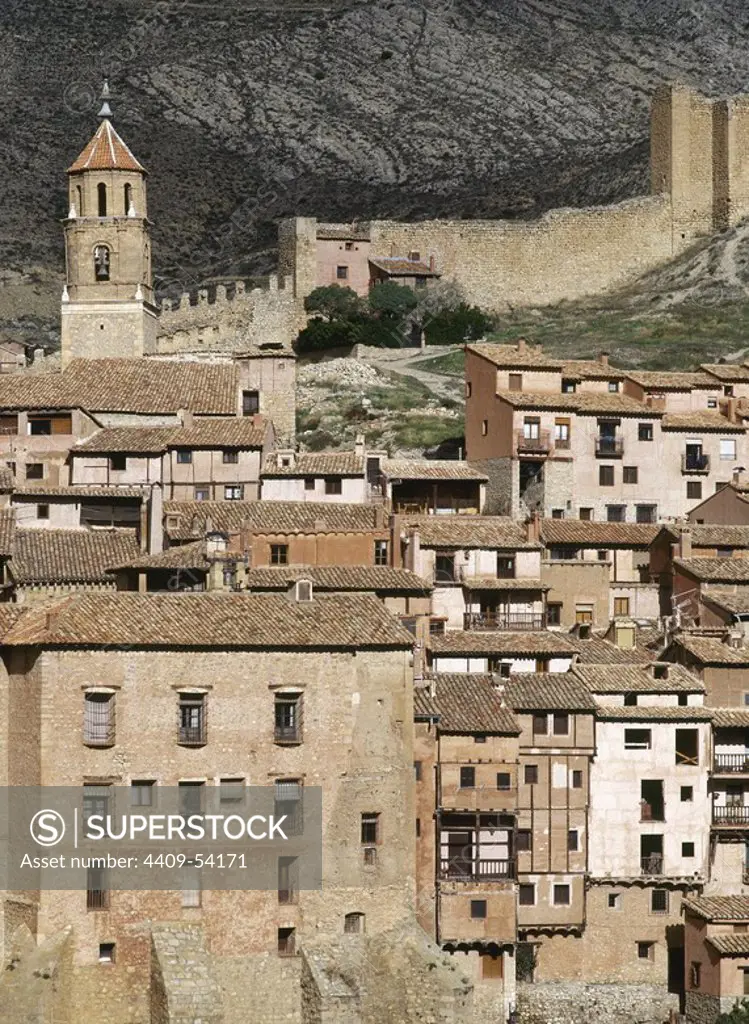 ARAGON. ALBARRACIN. Panorámica de la población, asentada sobre una colina de los montes Universales. Provincia de Teruel. España.