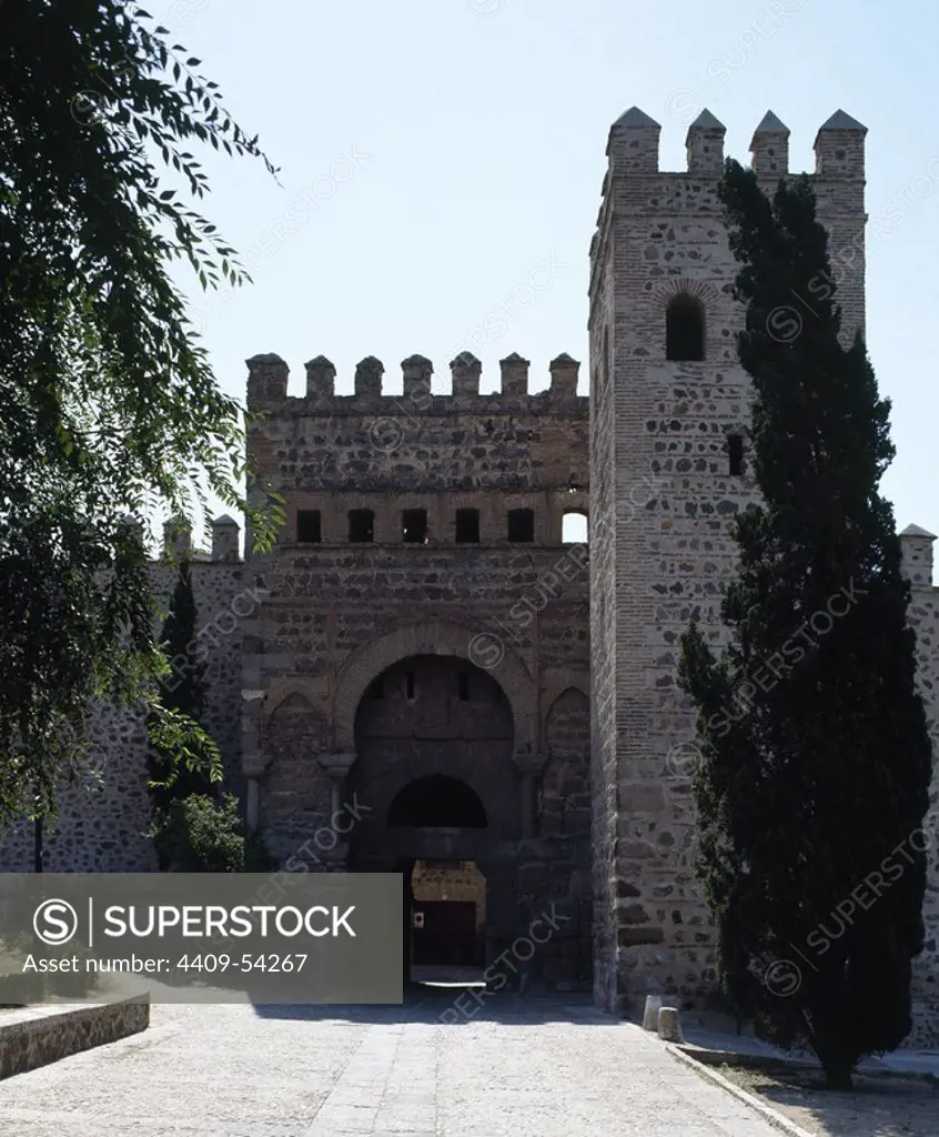 CASTILLA-LA MANCHA. TOLEDO. Vista de la PUERTA ANTIGUA DE LA BISAGRA o PUERTA DE ALFONSO VI, fechada en el siglo IX. Es la única que se conserva de época musulmana en la muralla de la ciudad. España.