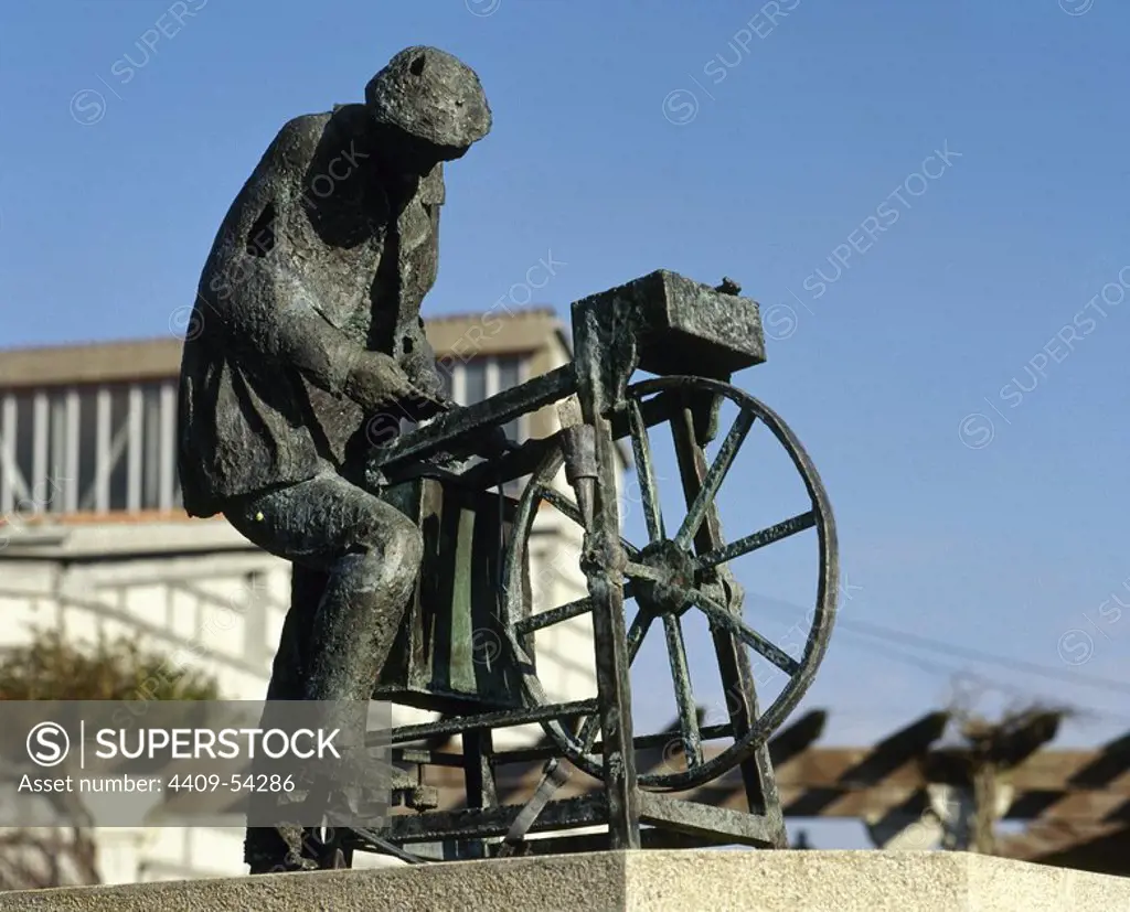 Galicia. Luintra. Monumento Al Afilador, obra de Manuel García Vázquez, llamado Buciños (n.1938). Provincia de Ourense. España.