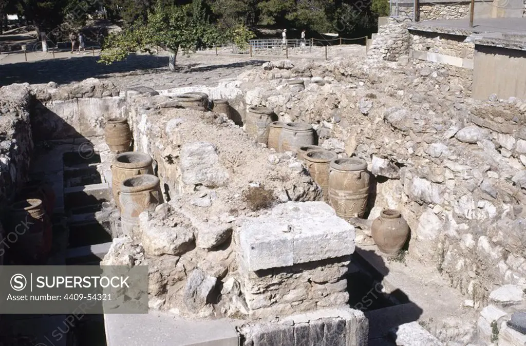 ARTE MINOICO. CRETA. PALACIO DE KNOSSOS (1700-1450 a. C.). Vista parcial de los ALMACENES occidentales del palacio. Las grandes vasijas o "Phitos" se utilizaban para el almacenamiento de aceite y vino. GRECIA.