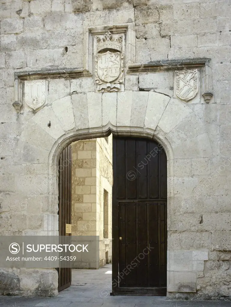 Spain, Castile and Leon, Segovia province, Cuellar. Castle of the Dukes of Albuquerque. Built in differents architectural styles, dates from the 11th century, although most of its remains date from the 15th century. The castle belonged to Don Alvaro de Luna and the first Dukes of Albuquerque. One of the access doors to the enclosure.