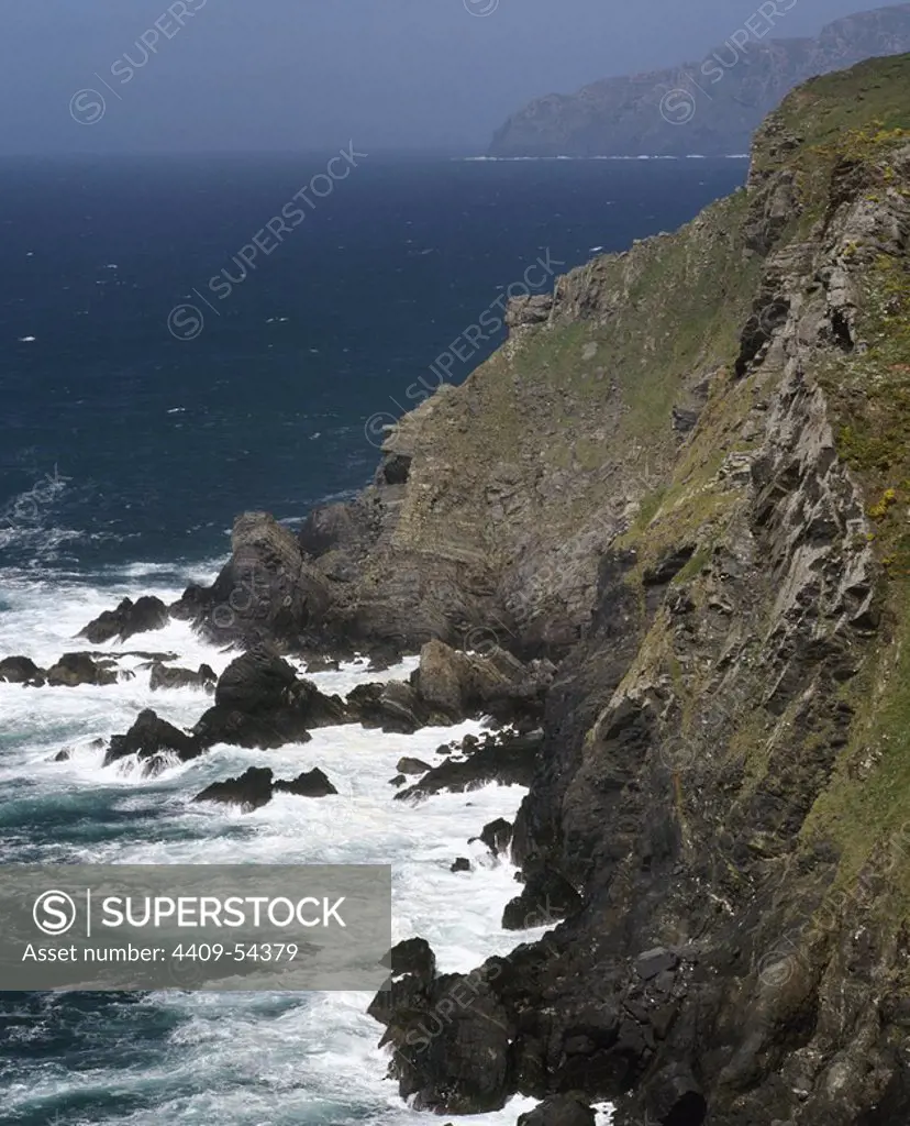 Spain, Galicia, La Corua province, Cedeira. Cliffed coast at Punta Candelaria.