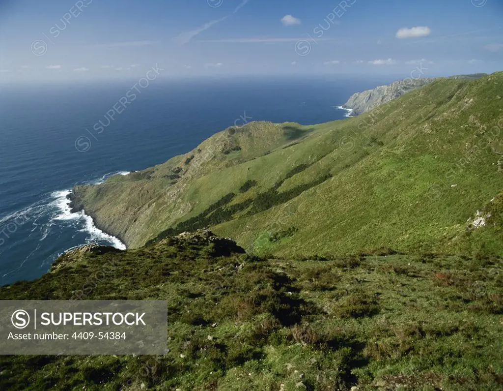 Spain, Galicia, La Corua province. Coastal landscape from Herbeira viewpoint.