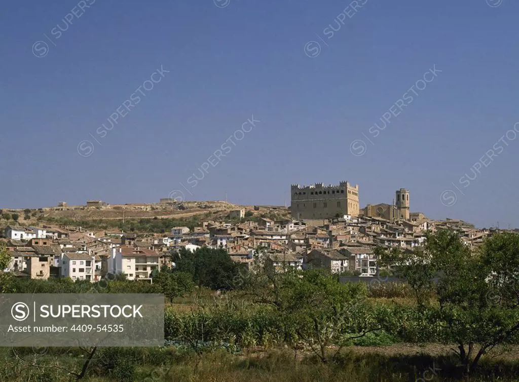 ARAGON. VALDERROBRES. Panorámica de la localidad con la Iglesia de Santa Maria la Mayor y el Castillo en segundo término. Provincia de Teruel. España.