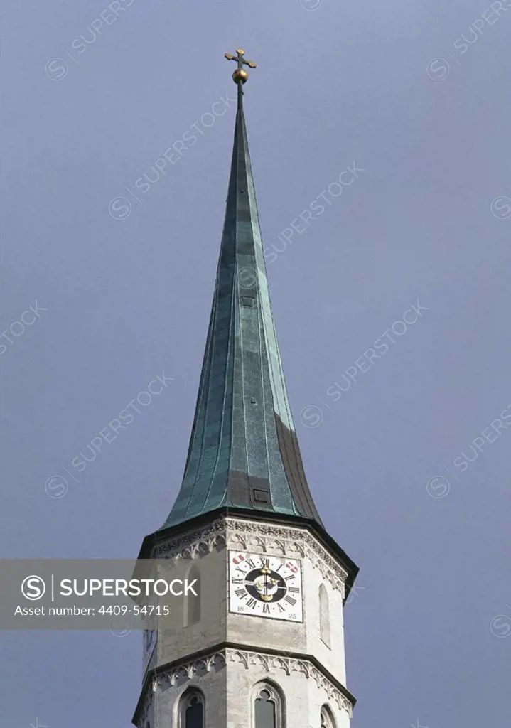 ARTE SIGLO XVIII. AUSTRIA. MICHAELERKIRCHE. Detalle de la cúpula en forma de aguja de la iglesia, cuya fachada principal, construida en estilo neoclásico, data de 1792. VIENA.