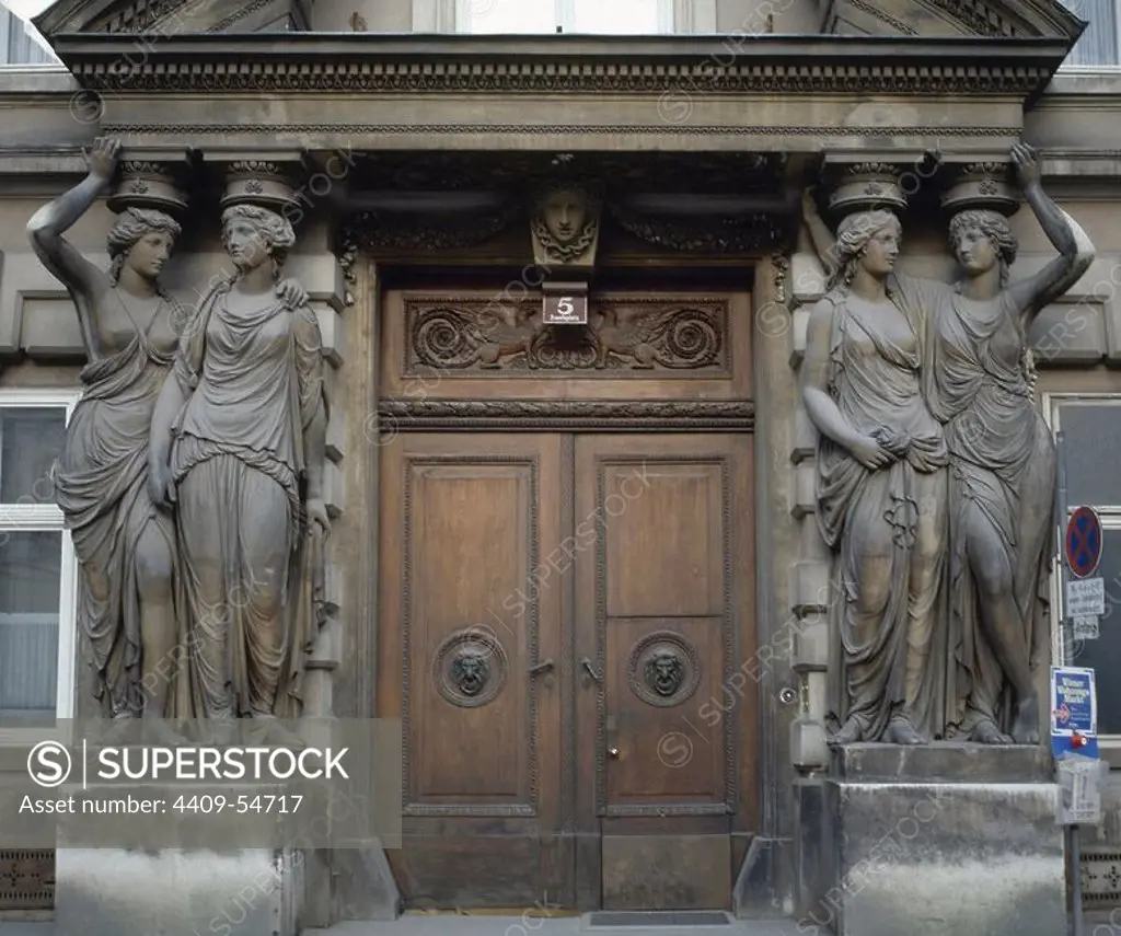 ARTE S. XVIII. AUSTRIA. HOHENBERG, Ferdinand von. PALACIO PALLAVICINI (1783-1784). Detalle de la fachada de este edificio, mezcla de barroco y neoclásico, en el número 5 de Josefsplatz, frente al Hofburg. A ambos lados de la puerta destacan dos esculturas representando unas CARIATIDES. VIENA.