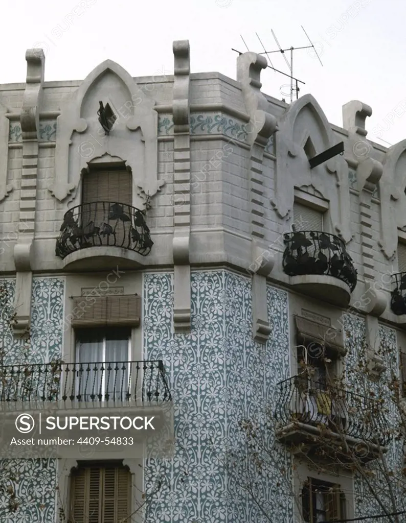 ARTE S. XIX. ESPAÑA. Detalle de una fachada decorada con ESGRAFIADOS de unos de los numeroso edificios modernistas del Ensanche de la ciudad. BARCELONA. Cataluña.