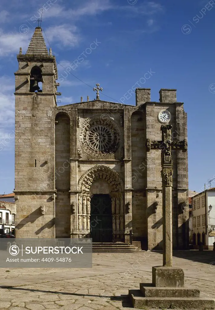 Spain, Galicia, province of A Corua. Noya (Noia). Church of San Martin (15th century) and traditional Galician cruceiro. Built by order of the archbishop Lope de Mendoza.