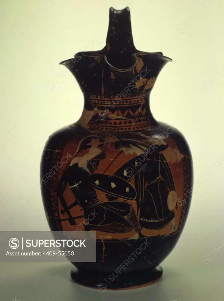 Enócoe de figuras negras, vaso cerámico de boca trilobulada usado para servir vino en el banquete. 500 a.c. Etruria. Museum: MUSEO ARQUEOLOGICO, MADRID, SPAIN.