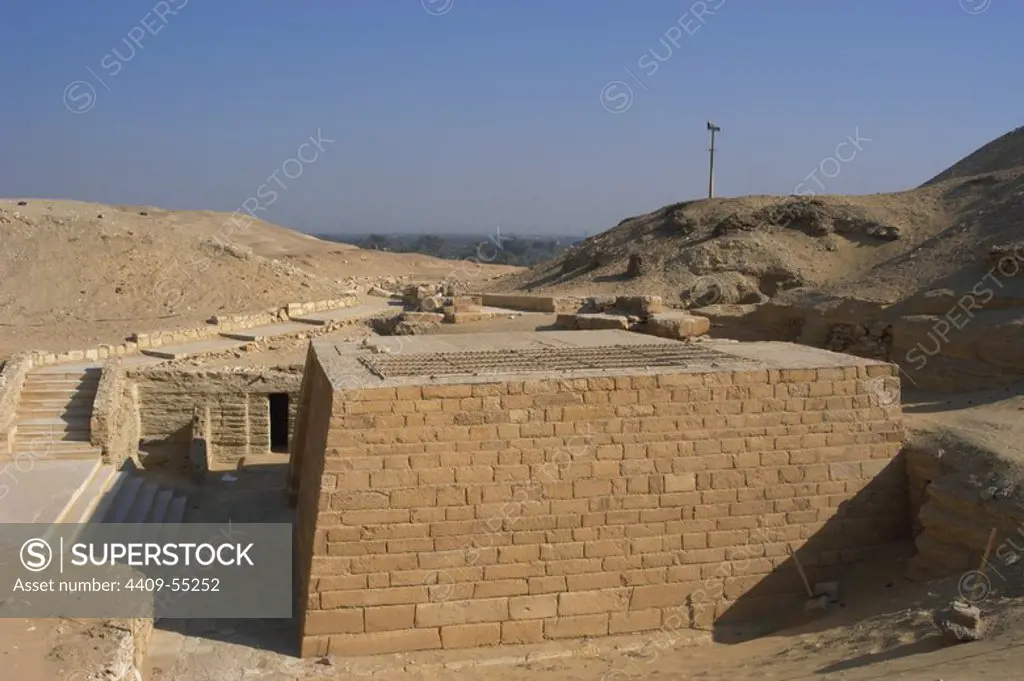 Mastaba of Nhnumhotep and Niankhkhnum. Royal servants at the palace of pharaoh Niuserre. Exterior. Saqqara. Egypt.