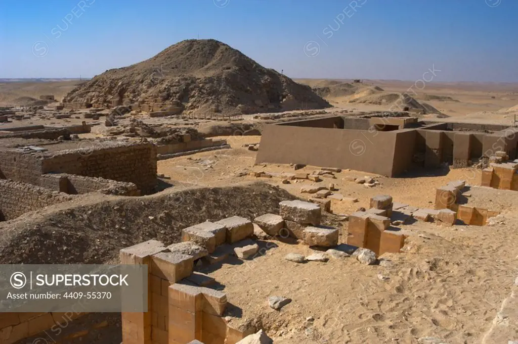 Egypt, Saqqara. Royal cemetery. Complex of Unas. Mastabas and Pyramid of Unas. 5th Dynasty. c. 24th century BC. Old Kingdom. Panoramic view.