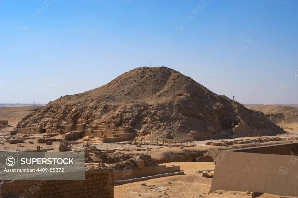 Egypt. Pyramid of Unas. Smooth-sided pyramid built in the 24th century BC for the Pharaon Unas. Fifth Dynasty. Old Kingdom. Sakkara necropolis. Funerary complex of Sakkara.