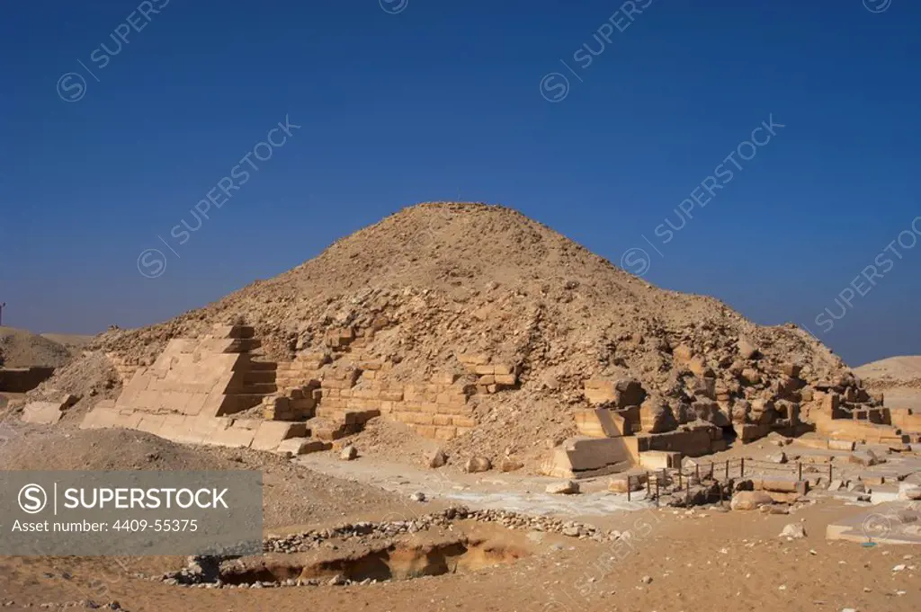 Egypt. Pyramid of Unas. Smooth-sided pyramid built in the 24th century BC for the Pharaon Unas. Fifth Dynasty. Old Kingdom. Sakkara necropolis. Funerary complex of Sakkara.