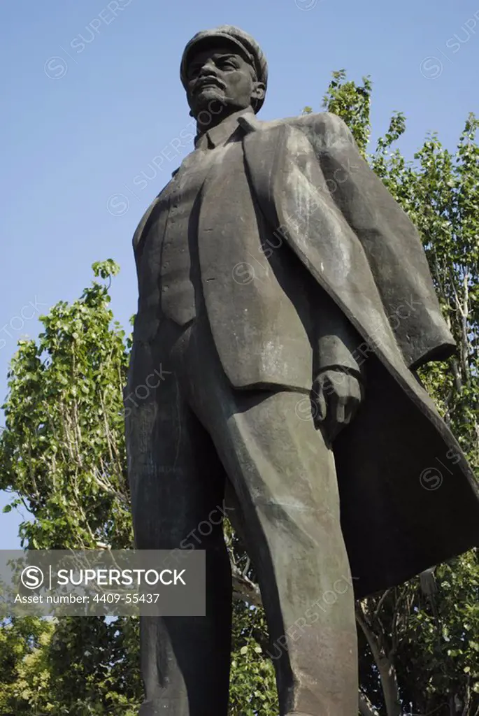 Ukraine. Autonomous Republic of Crimea. Feodosiya. Vladimir Lenin (1870-1924). Russian revolutionary and politician. Statue.