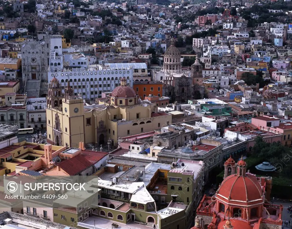 Mexico.Guanajuato.Ciudad de Guanajuato.Centro historico con Templo de San Diego, la Basilica,la Universidad y el Templo de la Compañia.