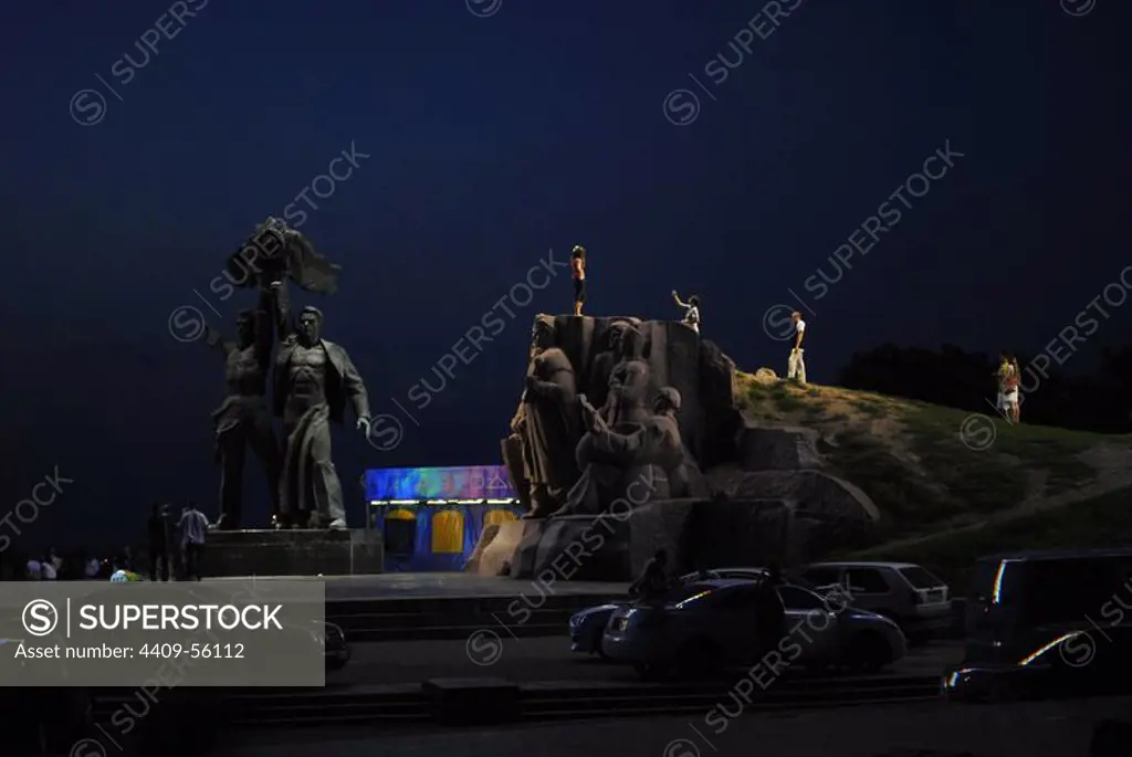 Ukraine. Kiev. Friendship of Nations Monumet built to celebrate the relationship between Ukraine and Russia in the Soviet era. Was constructed in 1982 by sculptor A. Skoblikov and architect I. Ivanov.