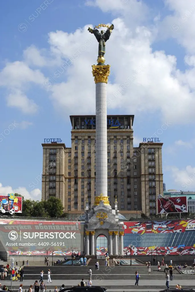 UCRANIA. KIEV (KYIV). Capital de la ciudad. Estatua de la Madre Ucrania, en lo alto de la Columma de la Independiencia, ubicada en el centro de la Plaza de la Independencia (Maidan Nesaleshnosti). Europa oriental.