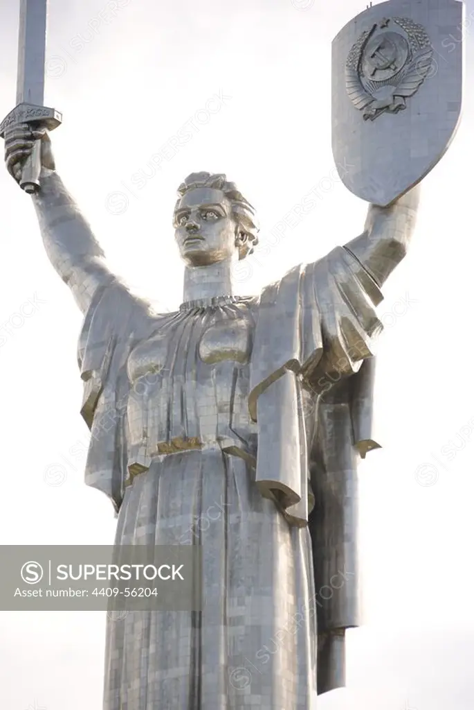 Ucrania. Kiev (Kyiv). Monumento a la Madre Patria, en homenaje a la liberación de Ucrania de la ocupación nazi. Erigido en 1982 por Evgenij Viktorovich Vuchetich (1908-1974) y Vasily Boroday. Titanio. Ubicado en el Memorial de la Gran Guerra Patria.