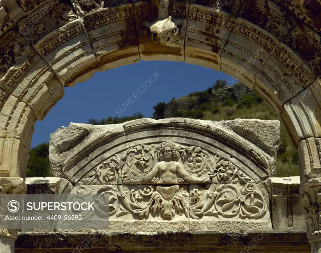 Ephesus. Temple of Hadrian. Arch on the front facade with reliefs depicting a Medusa stands with ornaments of acanthus leaves. It was built before 138 AD by P. Quintilius and dedicated to the emperor Hadrian. Curetes Street. Anatolia.