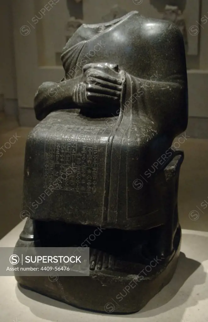 ARTE MESOPOTAMICO-SUMERIO. GUDEA. Estatua sedente de la diosa Ba'u, esposa del dios Ningirsu. Realizada en diorita. Hacia el 2120 a. C. Museo del Louvre. París. Francia.