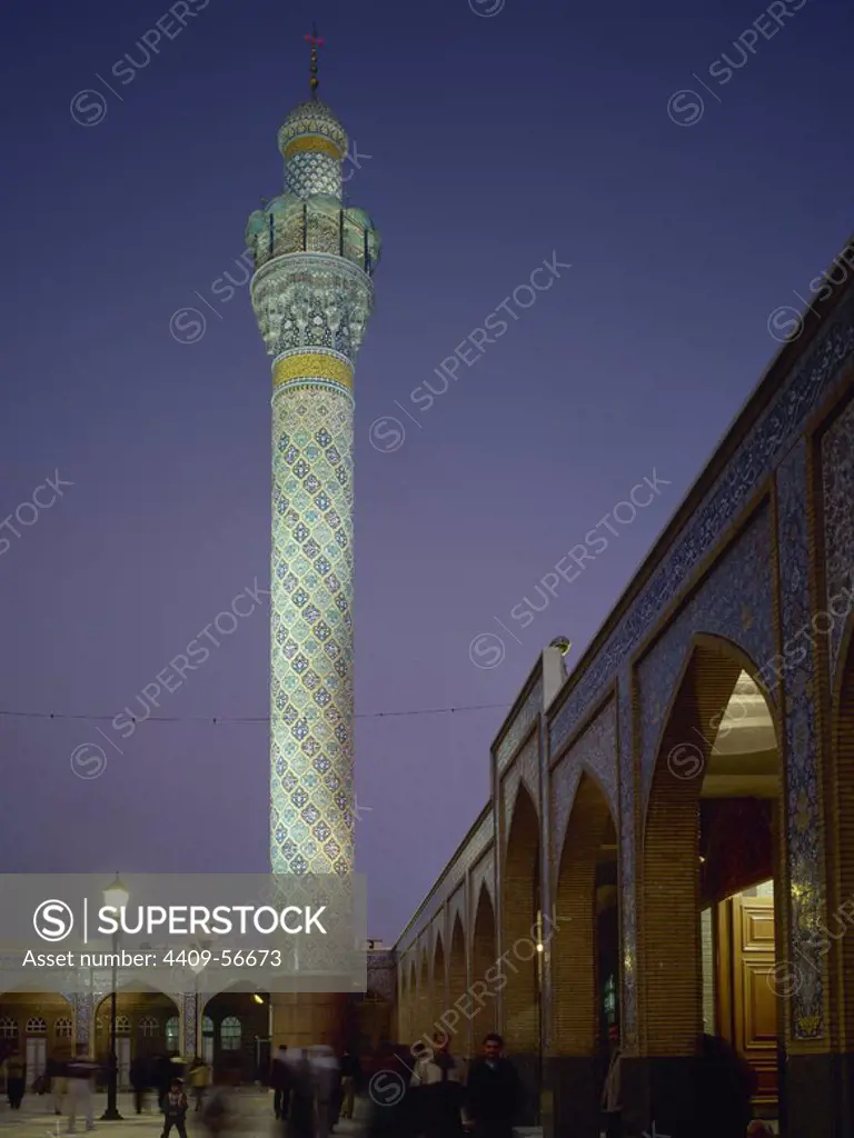 Syria. Suburbs of Damascus. Sayyidah Zaynab Mosque. Shia Islam. It contains the grave of Zainab. The architect was Rida Mourtada. Architectural detail. Night view of one of its minarets.