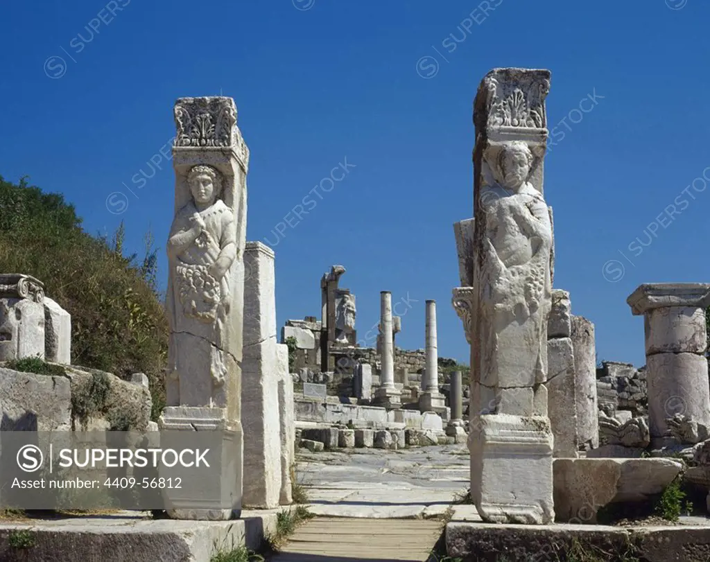 Turkey. Ancient Greek and Roman city of Ephesus. Hercules Gate at the beginning of Curetes Street, depicting Heracles wrapped in a Nemea Lion skin. 2nd century AD. Curetes Street. Anatolia.