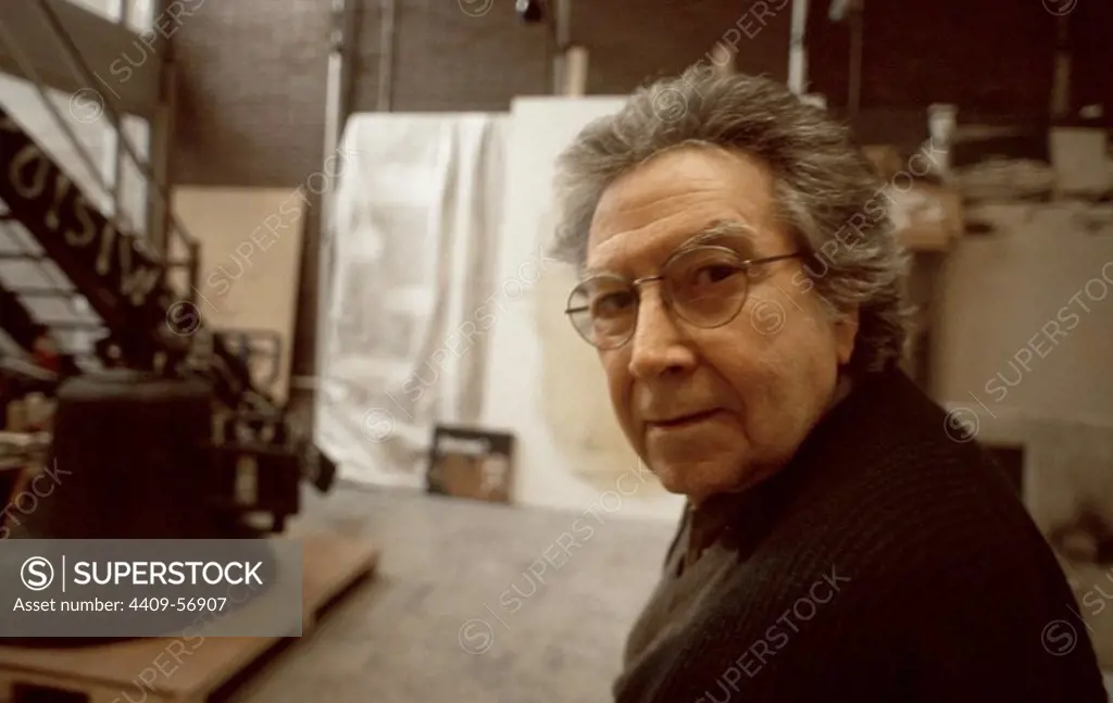 Antoni Tàpies in his studio, 2002.