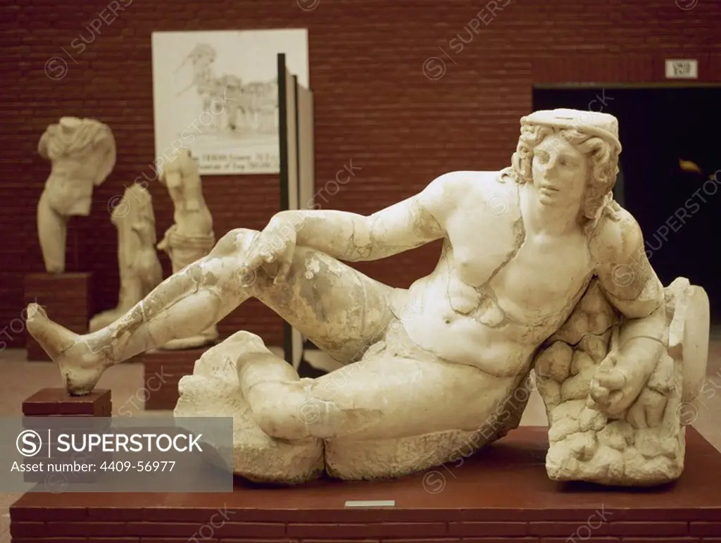 ARTE ROMANO. TURQUIA. GUERRERO EN DESCANSO. Escultura de mármol que decoraba una fuente monumental de la ciudad de Efeso. Fechada en el S. I d. C. Museo de Efeso. Selçuk. Turquía.