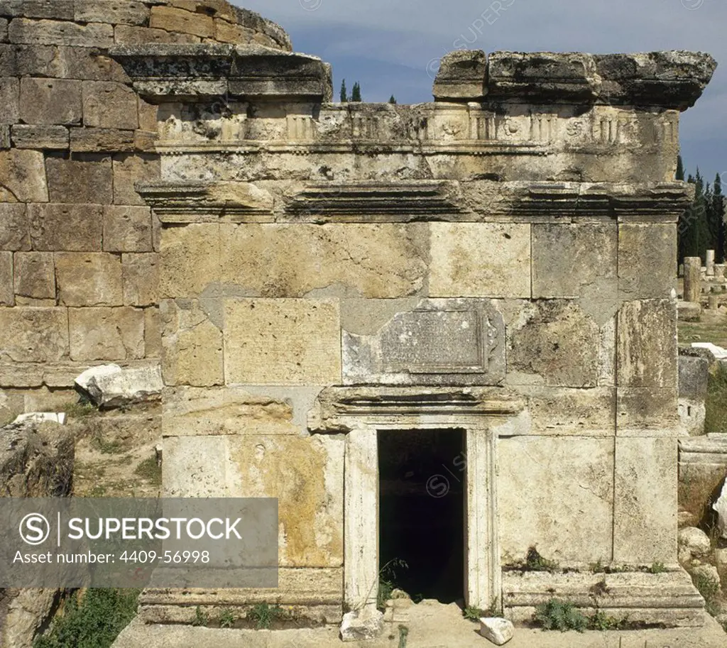 ARTE ROMANO. ASIA MENOR. TURQUIA. HIERAPOLIS. Fundada por Eumenes II, rey de Pérgamo, en el S. II a. C. Vista frontal de la TUMBA ROMANA del tipo MONUMENTO-PANTEON, perteneciente a "Titus Flavius Zeuxis" (S. I d. C.), ubicada en la NECROPOLIS, donde se superponen un total de 1.200 sepulturas que abarcan un periodo que va del S.II a.C. al los primeros siglos de nuestra era. PAMUKKALE. Península Anatólica.