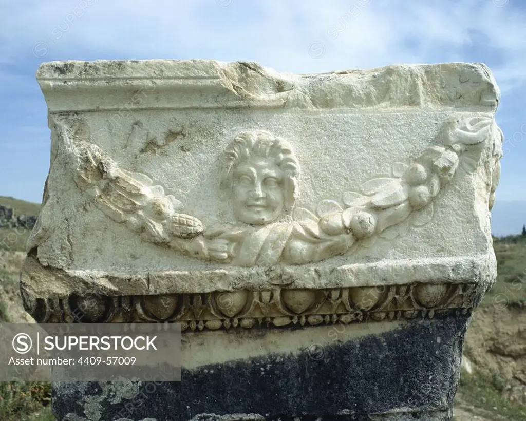 ARTE ROMANO. ASIA MENOR. TURQUIA. Detalle escultórico de uno de los numerosos sarcófagos de la NECROPOLIS de HIERAPOLIS, donde se han localizado un total de 1.200 sepulturas. Pamukkale. Península Anatólica.